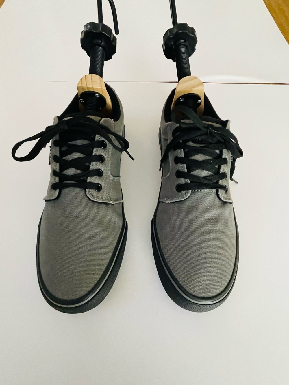 Etnies Gray skate board shoes, Men's Casual Gray Canvas Lace-Up Sneakers